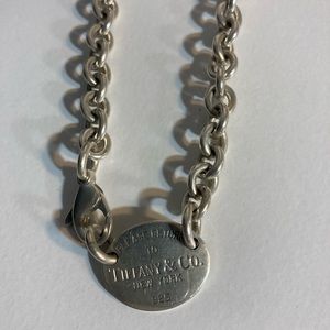 Return to Tiffany Oval Tag Necklace Silver Toggle